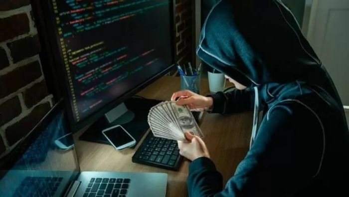 "تحت قناع الرحمة".. سقوط شبكة ابتزاز إلكتروني جمعت 100 ألف دولار في عدن