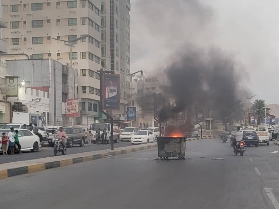 احتجاجات غاضبة في المكلا بسبب انهيار الكهرباء والانقطاعات تتجاوز 15 ساعة يومياً