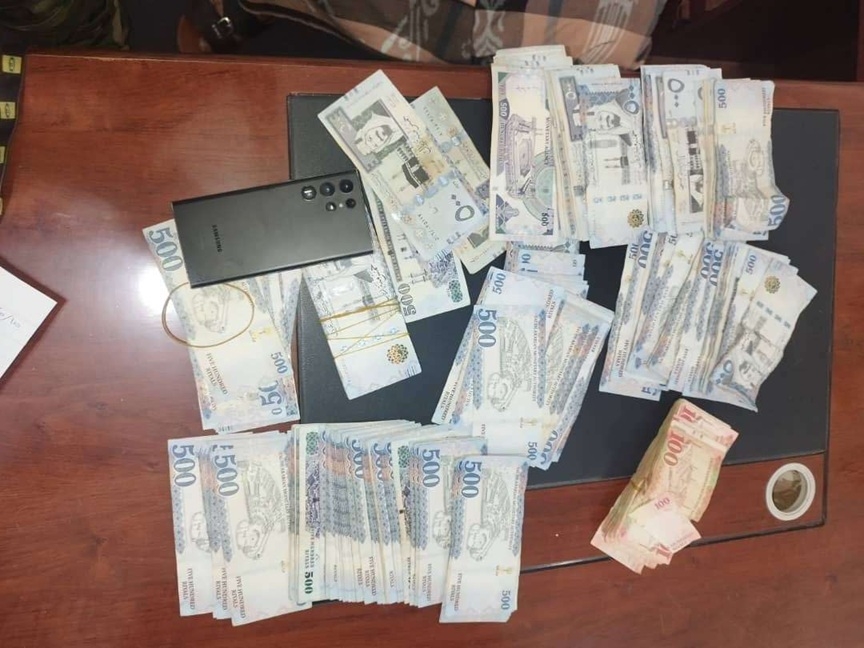 أمن عدن يضبط متهمًا بسرقة 220 ألف ريال سعودي في عملية نوعية خاطفة
