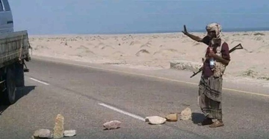 قبائل أبين تنفذ قطاعًا في خط العلم احتجاجًا على منع فعالية للمطالبة بكشف مصير عشال