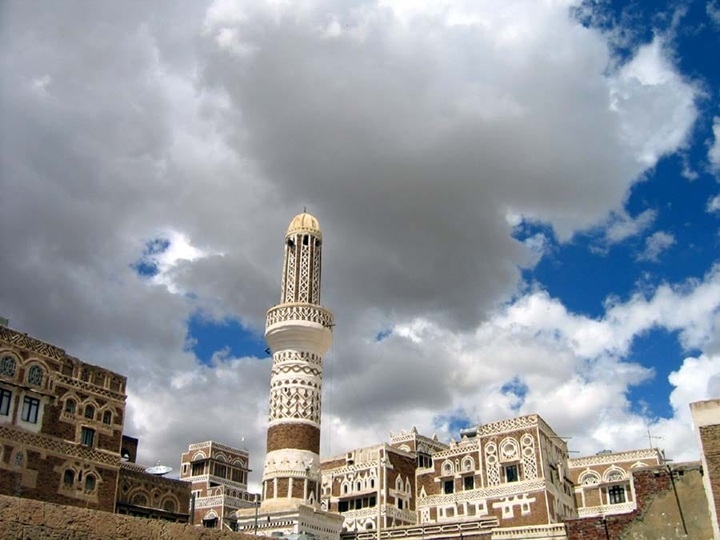 الحوثيون يفتحون باب جباية جديدة: تأجير مآذن المساجد لشركات الإنترنت!