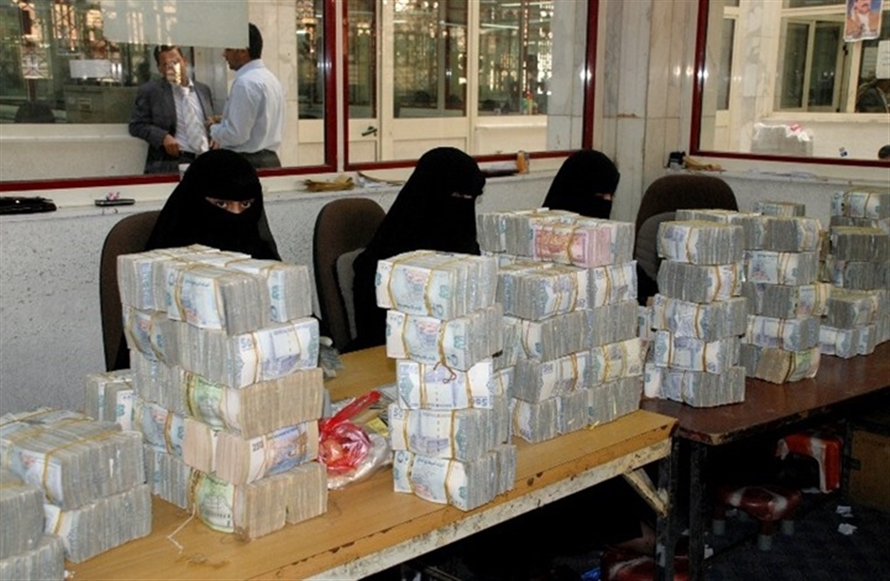 الحوثيون يحتجزون تحويلات اليمنيين ويستثمرونها لصالح شبكاتهم التجارية