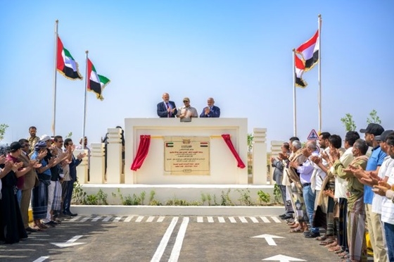 طارق صالح يفتتح ويضع حجر أساس العديد من مشاريع التنمية تخدم تعز والحديدة