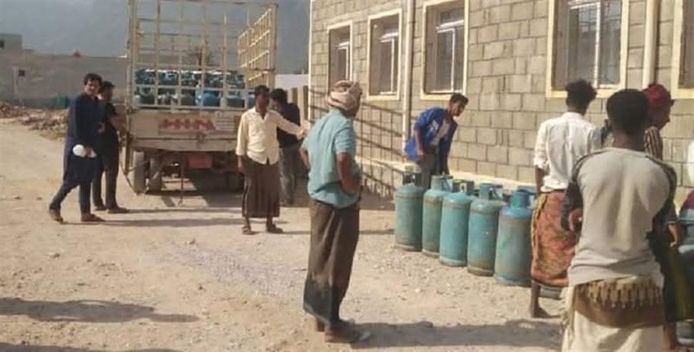 شركة إماراتية ترفع أسعار الوقود في سقطرى ومطالب بوقف الاحتكار وتخفيف معاناة السكان