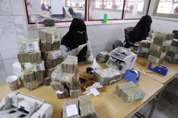 فضيحة مصرفية تهز صنعاء: بنوك تنهب المدخرات وتحولها للخارج بتواطؤ حوثي ومطالبة «مركزي عدن» بالتدخل العاجل