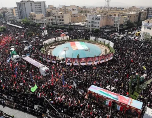 60 من القادة والعلماء النوويين.. إيران تشيع قتلاها في حربها مع إسرائيل