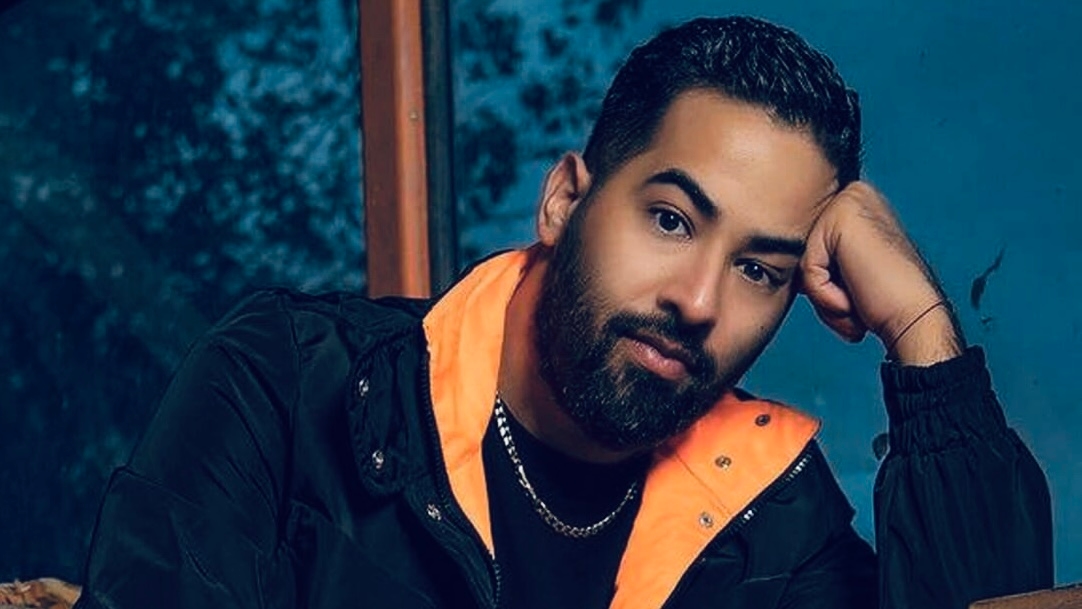 كرافاطا يغني بوب رومانسي