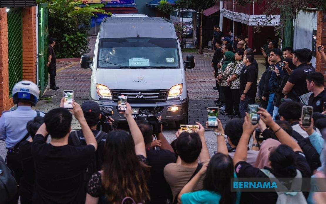 Malaysia Bids Farewell To Giant Pandas Fu Wa, Feng Yi After 10-Year Stay