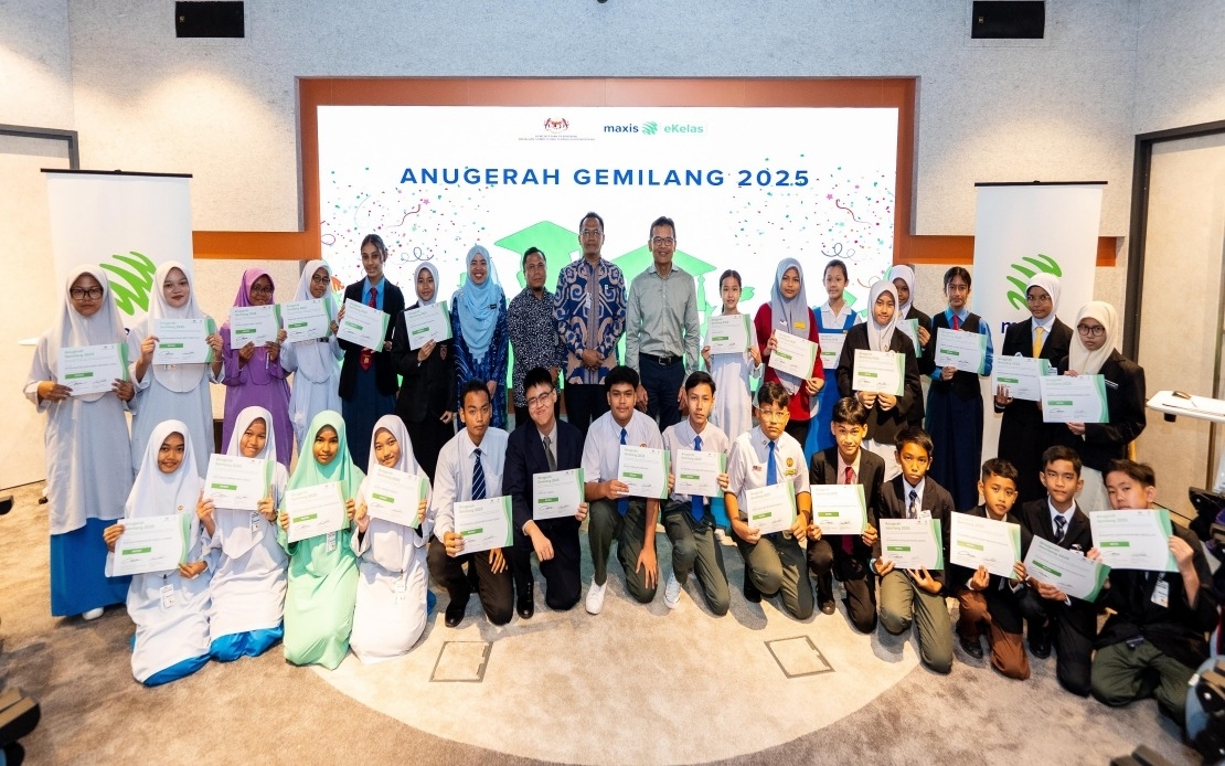 42 B40 Students Receive Maxis Awards For Academic Excellence Through Anugerah Gemilang eKelas
