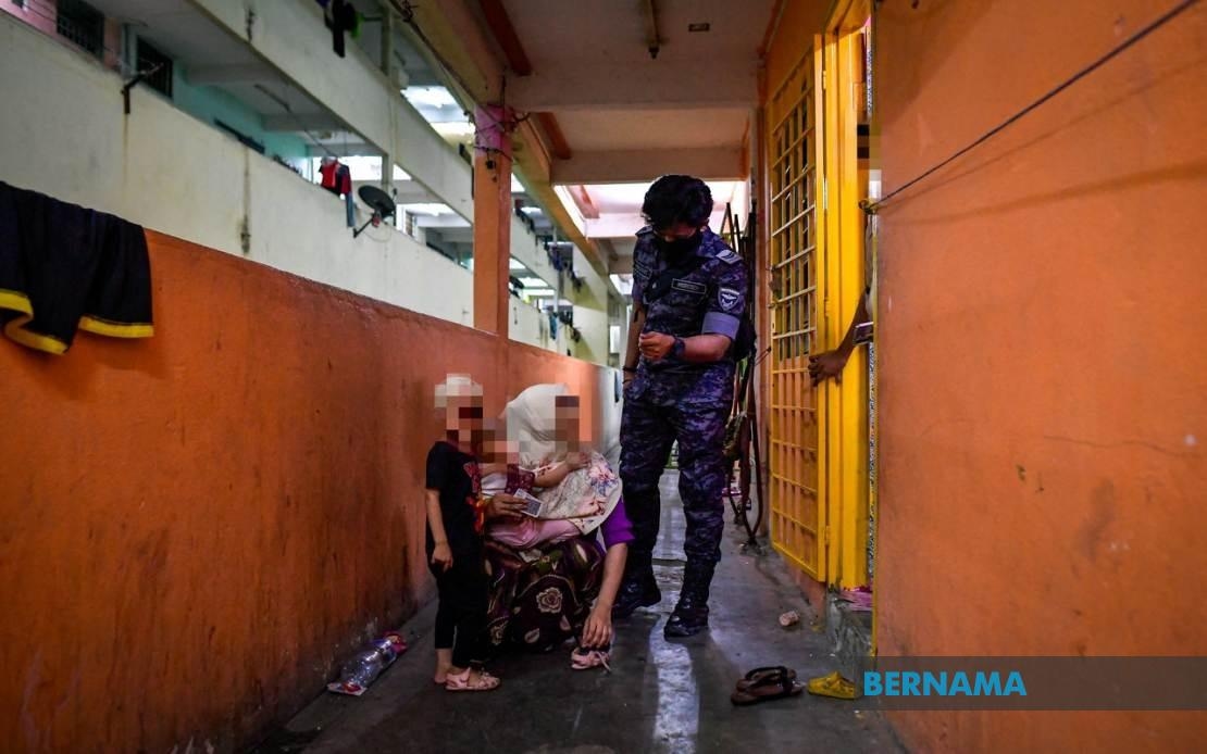 Online Gambling Den Busted In Serdang Apartment Raid, 496 Illegal Immigrants Detained