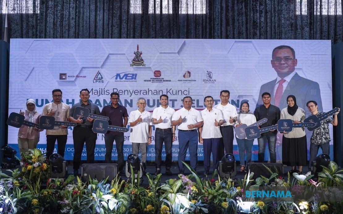 Amirudin Hands Over Idaman Bukit Jelutong Homes To 1,260 Owners
