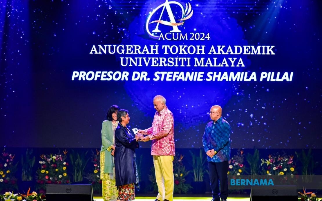 Sultan Nazrin Presents Excellence Awards At Universiti Malaya