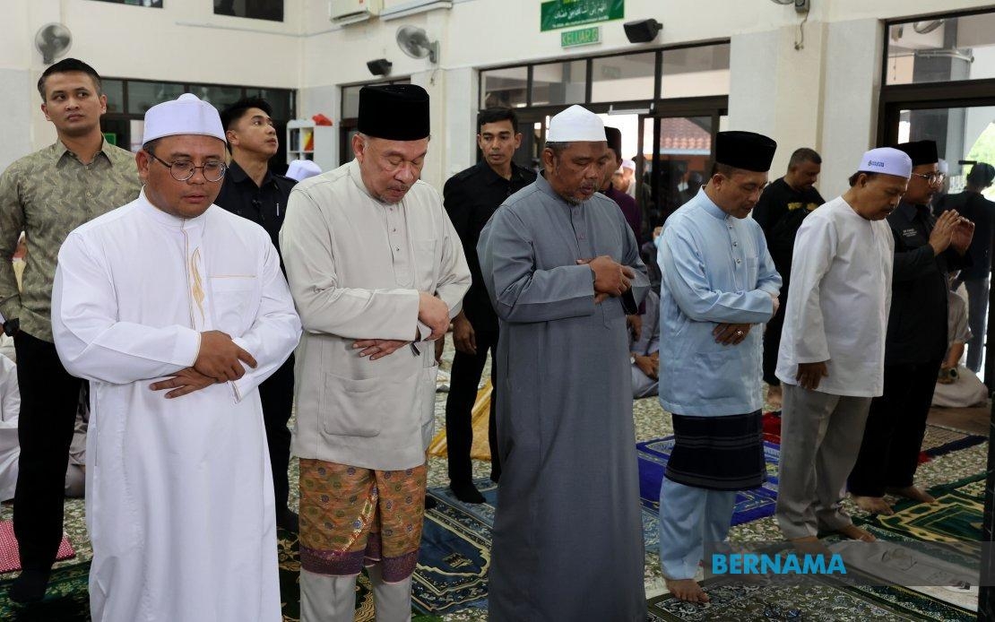 PM Anwar Attends Aidiladha Takbir Raya Ceremony In Pinggiran Putra