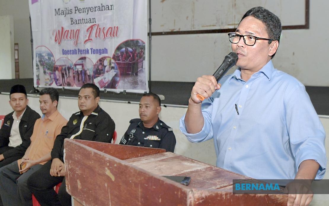Perak Gov't, Nadma Contribute RM240,000 To Pasir Salak Storm Victims