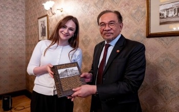 PM Anwar Captivated By Moscow's Historic Hotel Metropol, Hails Russia's Literary Legacy