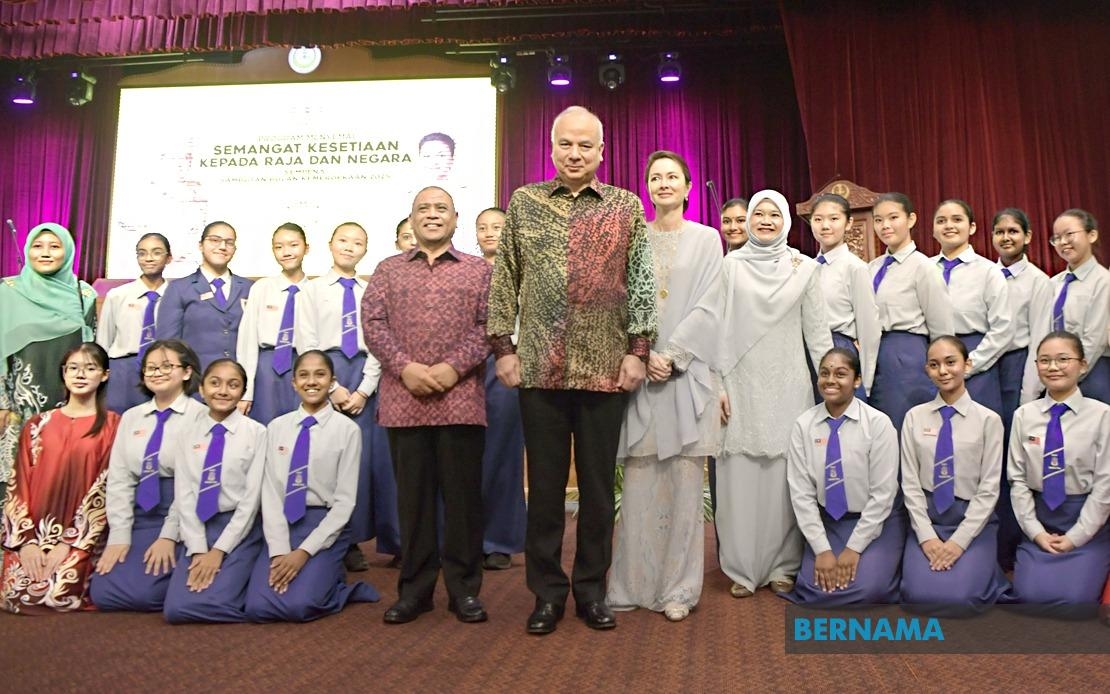Sultan Nazrin Graces State-Level National Month Patriotism Event For Students