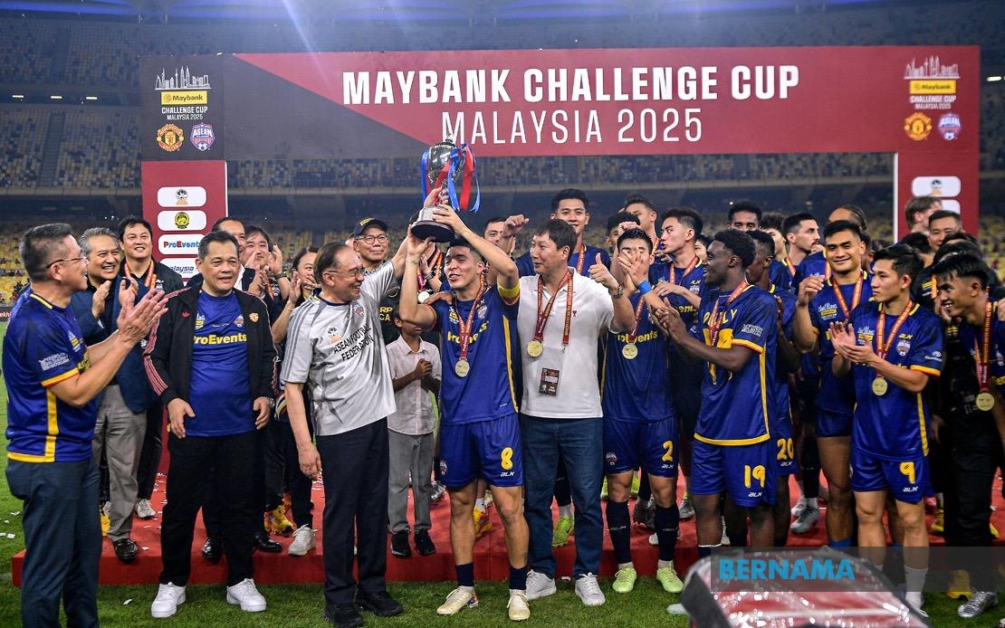 Anwar Attends Manchester United, ASEAN All-Stars Match At Bukit Jalil