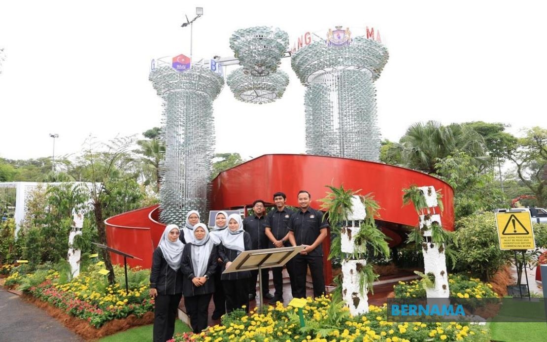 Twin Oil Platform Sculpture Made Of 7,000 CDs Draws Crowd At HLN 2025
