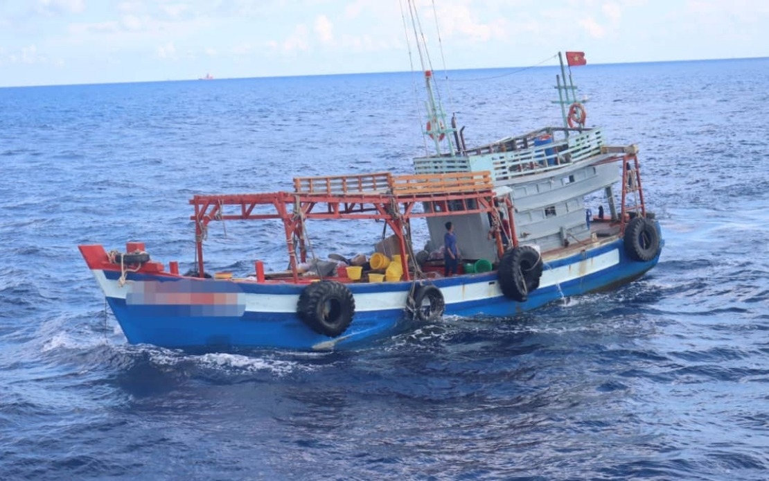 Kelantan MMEA Detains Vietnamese Fishermen, Fishing Vessel For Encroaching M'sian Waters