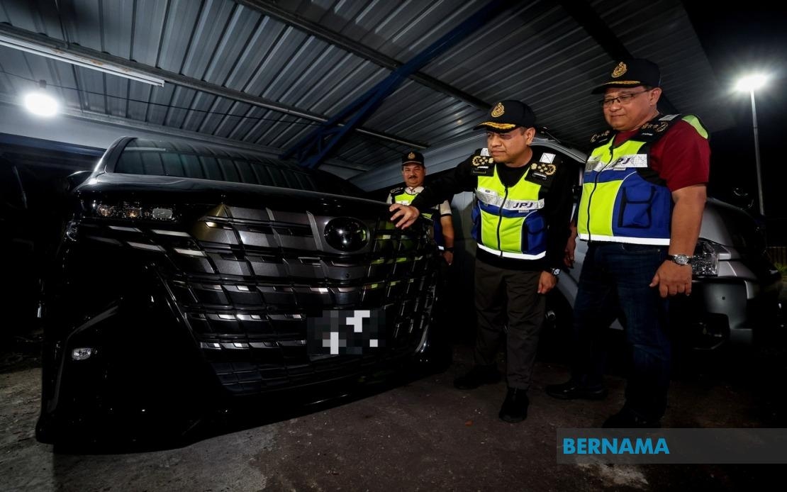 Four Singaporean E-hailing Vehicles Held For Carrying Passengers Without Permit