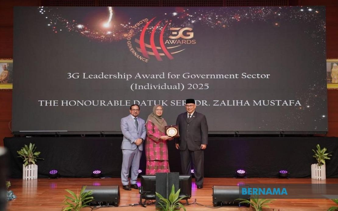 Dr Zaliha Honoured With 3G Leadership Award For Government Sector In Brunei