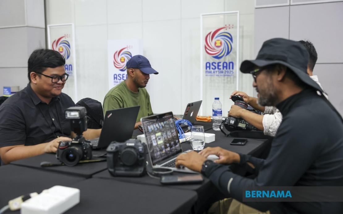 Media Practitioners Start To 'Camp Out' At KLCC Ahead Of 46th ASEAN Summit