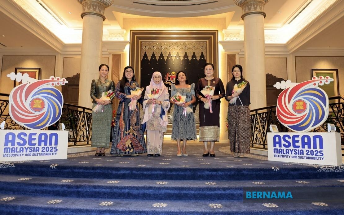 Dr Wan Azizah Welcomes ASEAN Leaders' Spouses At Seri Perdana