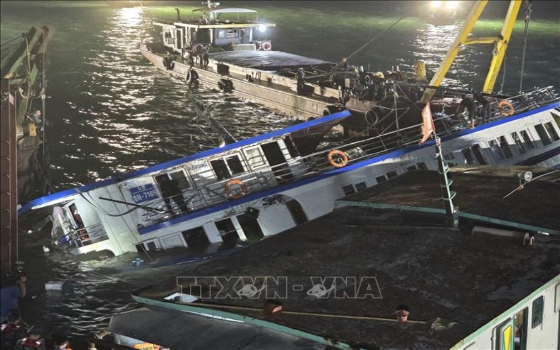 Sudden Thunderstorm Capsizes Tourist Boat In Ha Long Bay: Hydro-Meteorological Centre