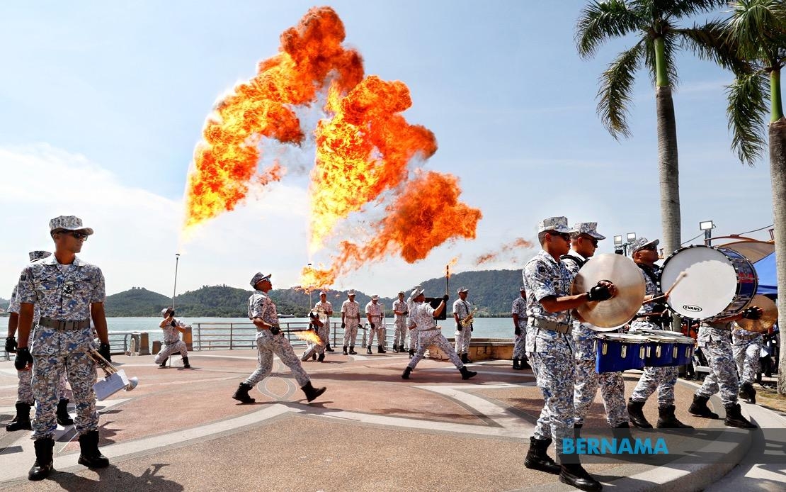 TLDM Lights Up Perak PMR 2025 With Show-Stopping Display
