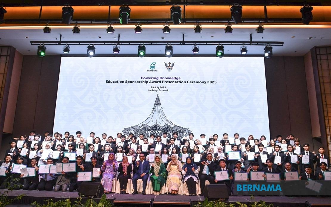 110 Sarawakian Students Receive Petronas Education Sponsorships