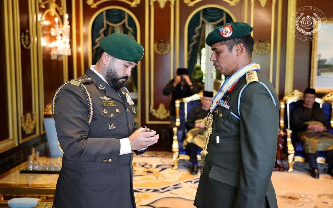King Confers DMIJ Award On 21SSG Commander, Johor Regent ADC