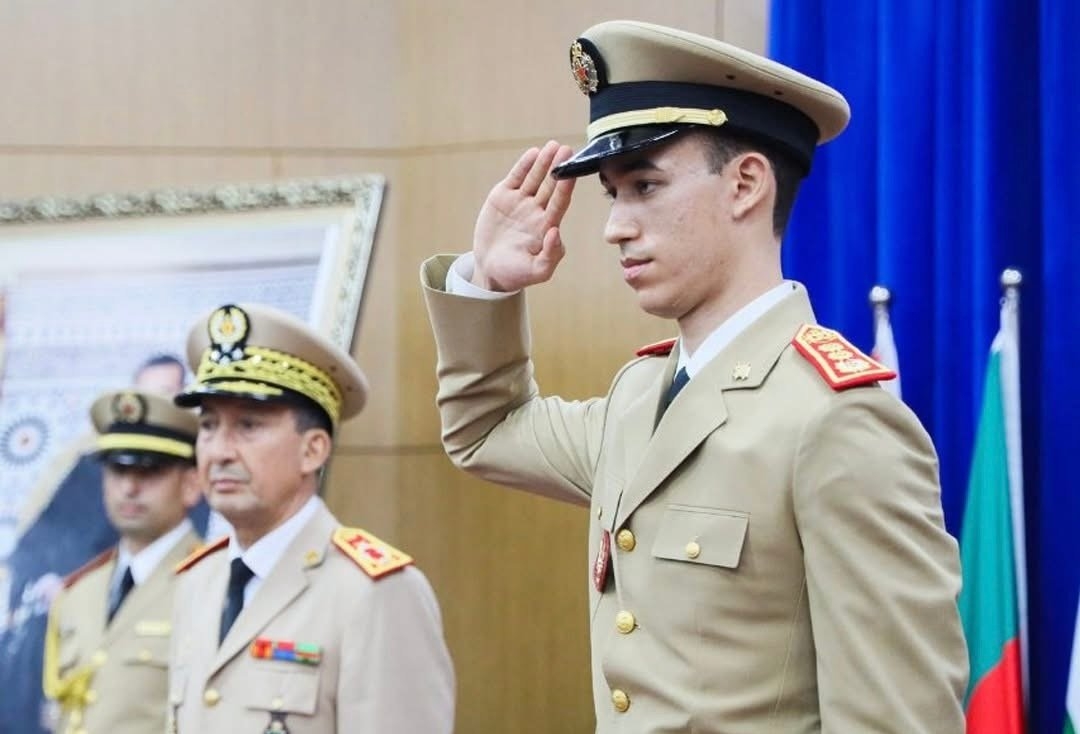 ولي العهد يترأس حفل تخرج فوجي الدفاع والأركان بالكلية العسكرية بالقنيطرة
