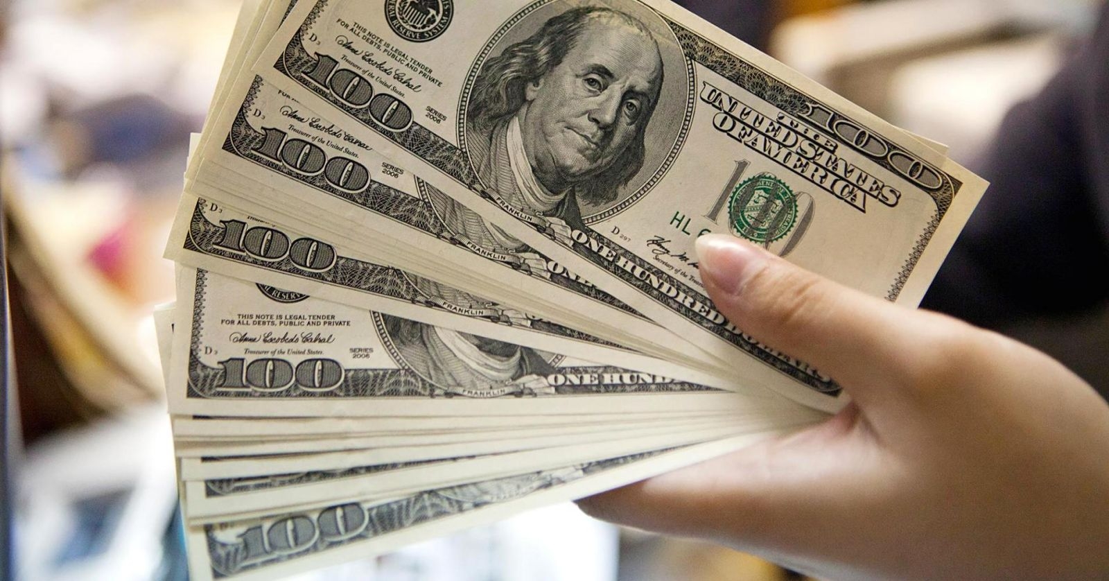 الدولار يتراجع دون مستوى 50 جنيهاً للشراء والبيع بالبنوك لأول مرة منذ ديسمبر 2024