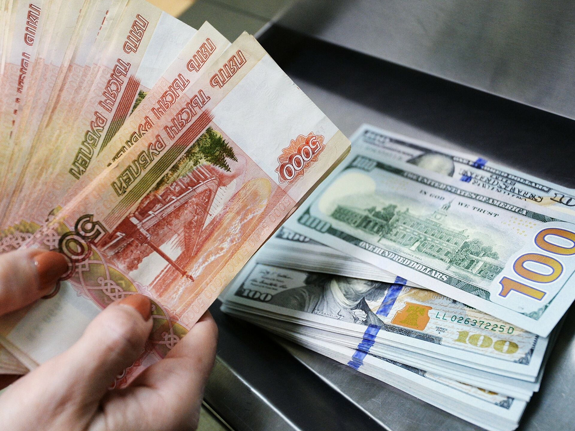 الروبل الروسي يسجل أعلى مستوى في أسبوع أمام الدولار