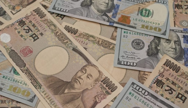 الدولار يتراجع إلى أدنى مستوى في أسبوعين