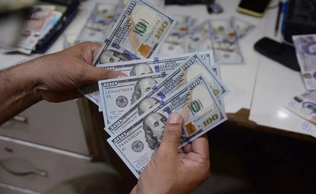 سعر الدولار في نهاية تعاملات أول أيام عمل البنوك بعد خفض الفائدة