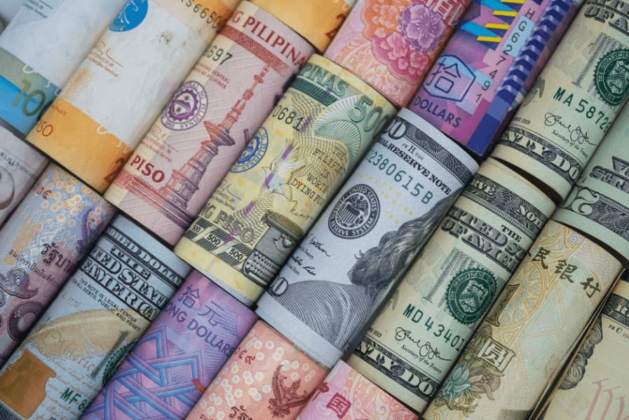 الدولار يتراجع أمام العملات الرئيسية بعد تخفيض موديز التصنيف الائتماني لأمريكا
