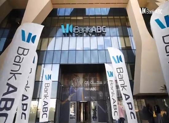 موظفو بنك ABC مصر يحتفلون بإطلاق تطبيق الهاتف المحمول الجديد للبنك «فيديو»