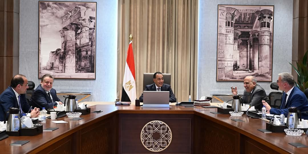 رئيس الوزراء يستعرض خطة توفير المنتجات البترولية لتشغيل محطات الكهرباء بحضور محافظ البنك المركزي