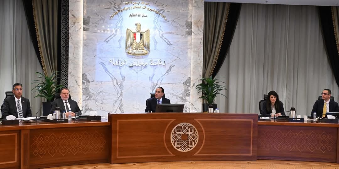 بحضور محافظ البنك المركزي..رئيس الوزراء يترأس اجتماع المجموعة الوزارية الاقتصادية
