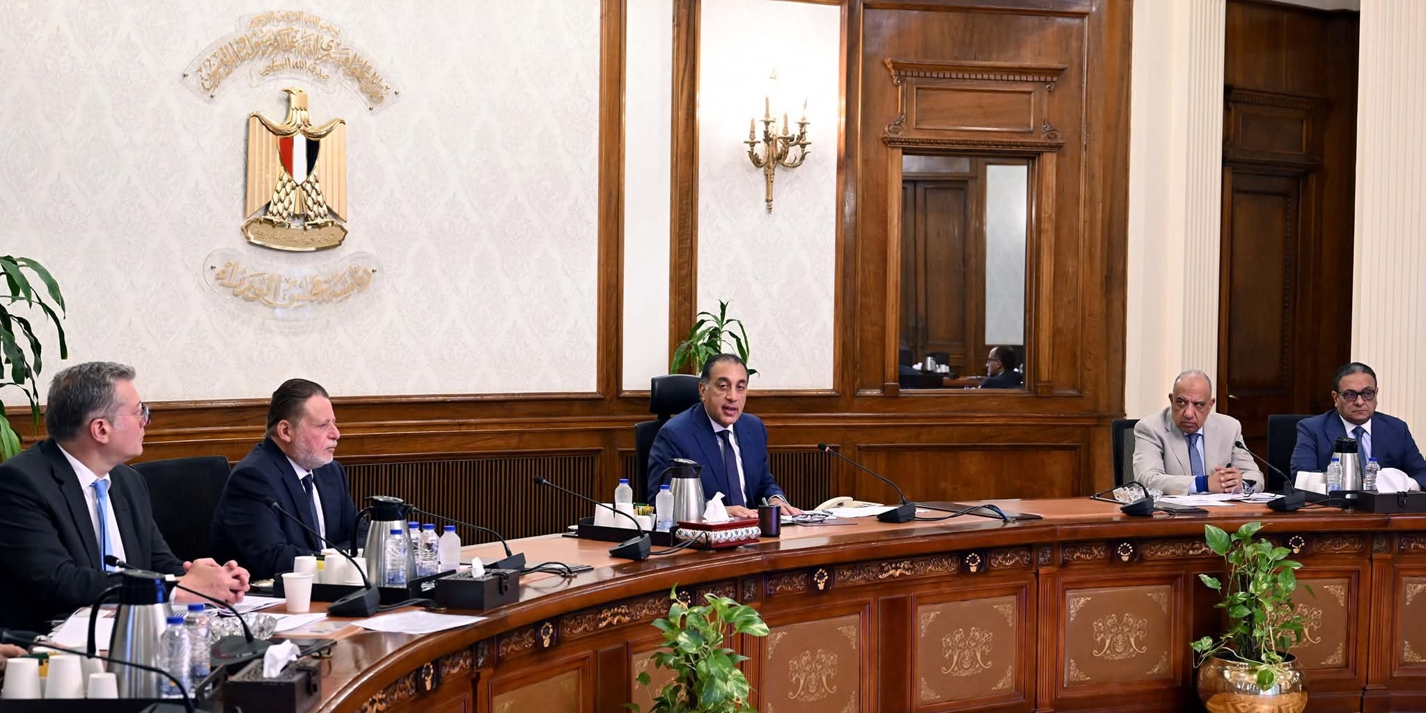 رئيس الوزراء يعقد اجتماعاً هاماً بحضور محافظ البنك المركزي بسبب الأحداث الأخيرة بالمنطقة