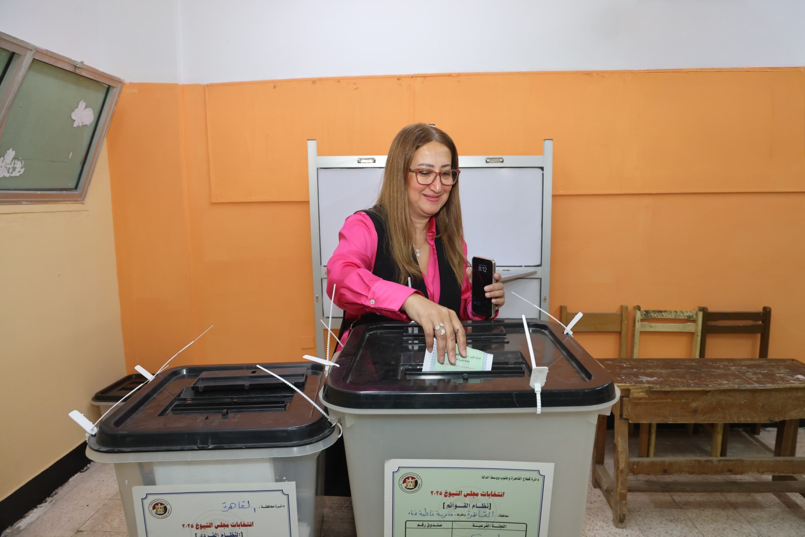 'رئيس البريد' تُدلي بصوتها في انتخابات مجلس الشيوخ 2025