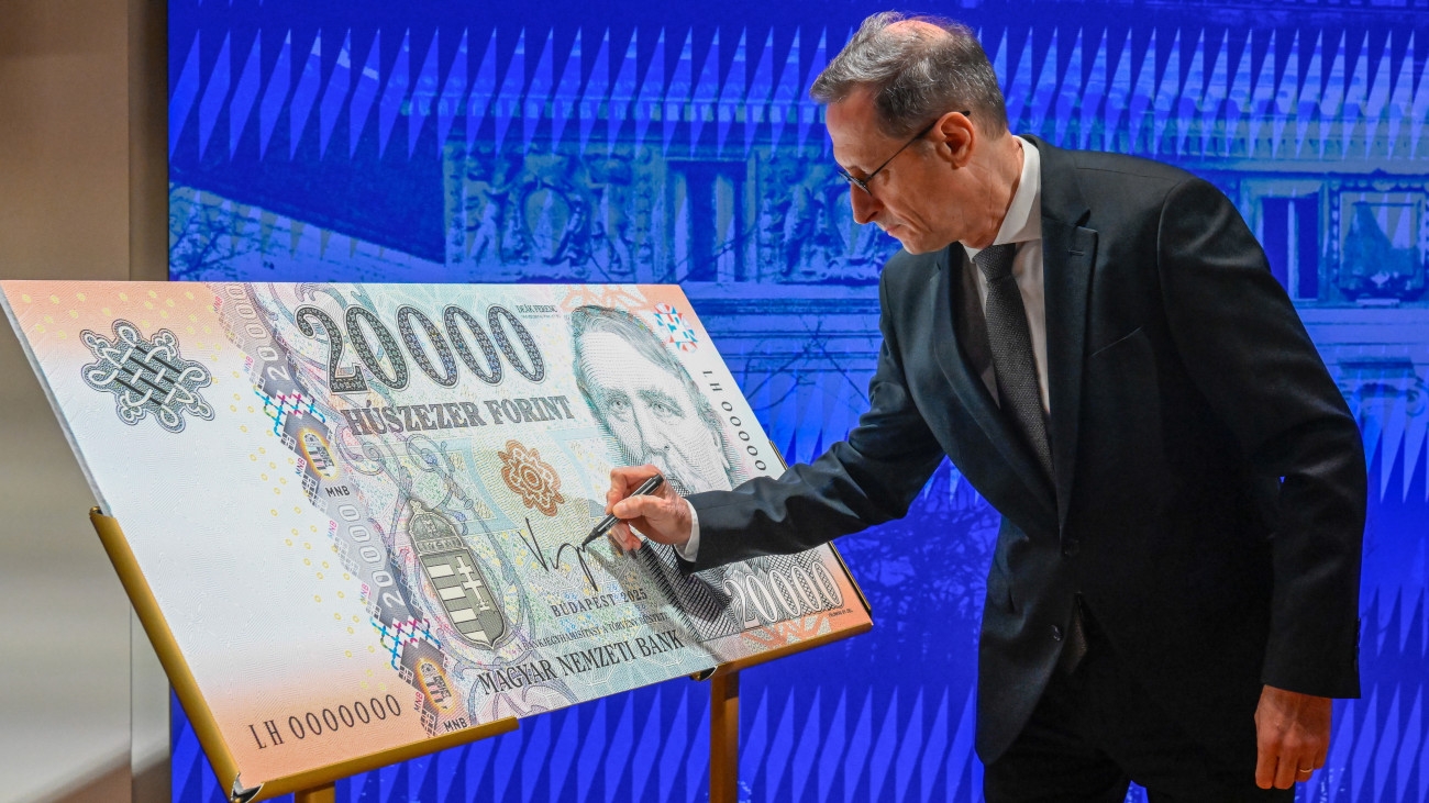 New NBH governor signs first banknote