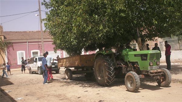 كانت بتعدي الطريق.. مصرع ربة منزل دهسًا أسفل عجلات جرار زراعي في الفيوم