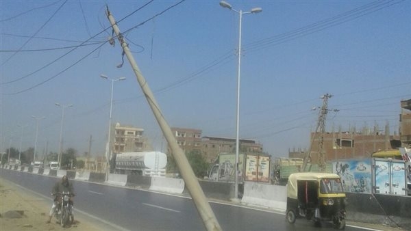 عمود إنارة يخترق بطن راكب داخل سيارة ميكروباص بإمبابة