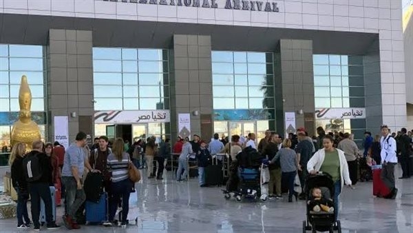 عقب انتهاء إجازتهم.. 10 آلاف سائح يغادرون مطار الغردقة على متن 69 رحلة طيران دولية