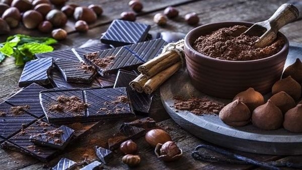 منها تحسين صحة القلب والعقل.. فوائد تناول الشوكولاتة الداكنة