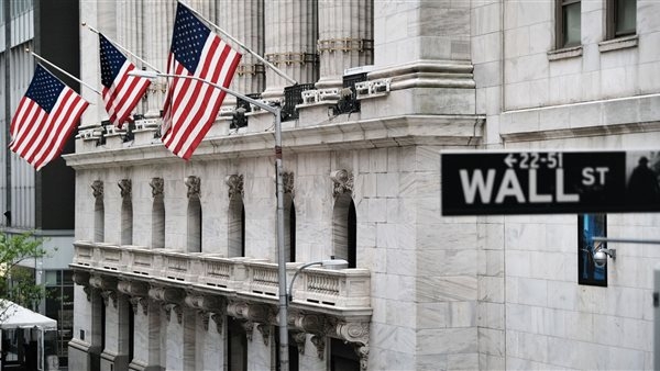تراجع في وول ستريت مع ترقب الأسواق لتعليقات الفيدرالي وتقييم تأثير رسوم ترامب
