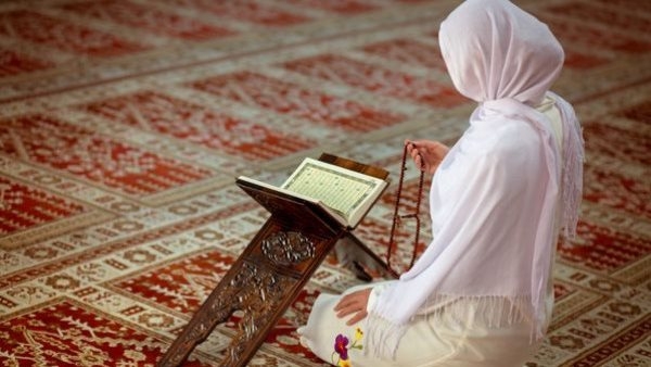 الإفتاء: يجوز للمرأة كشف قدميها بالصلاة متى وقعت في الحرج من سترهما