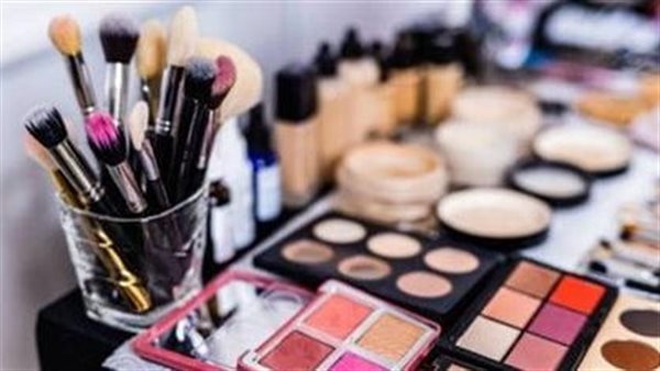 تصيب بسرطان الثدي.. تحذيرات من المواد الكيميائية السامة الموجودة بمستحضرات التجميل